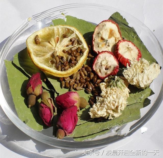 山楂决明子荷叶茶这样喝，一个月减10斤，还能排出体内黑臭宿便！