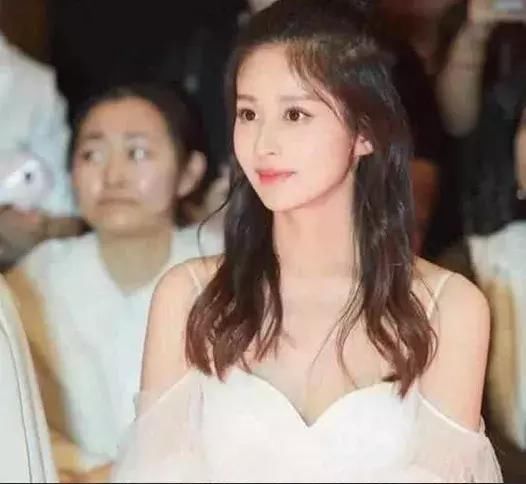 瘦下来之后的颖儿美若天仙，穿什么风格的衣服都能驾驭的了！