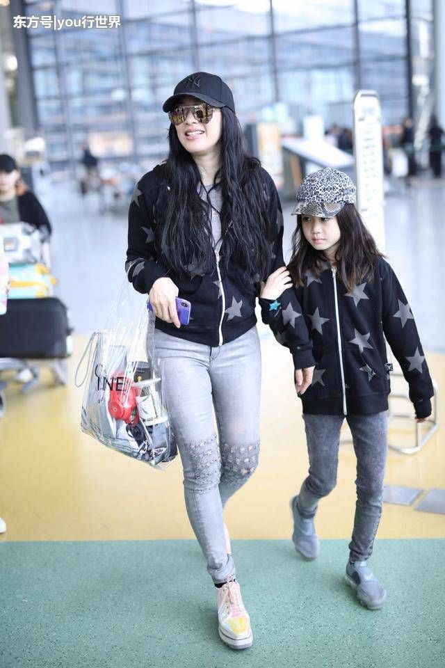 钟丽缇够了，运动裤都穿成紧身款了!网友:鞋子才是万年不变款!