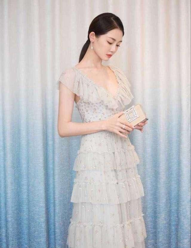 『 变得更加』薄纱裙更为细嫩，不愧为“冯女郎”，苗苗身型太纤美