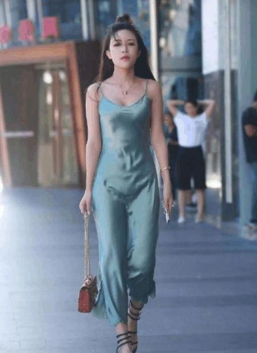 街拍:吊带连衣裙，看这位美女的搭配就知道了，一定是位公主!