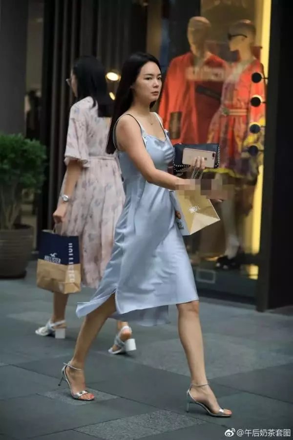 街拍：这样的真丝吊带裙，这个小姐姐一不小心就会走光