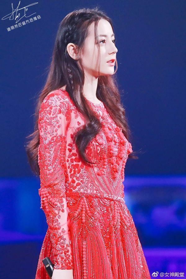 迪丽热巴五官是硬伤，却看起来美艳惊人 为什么