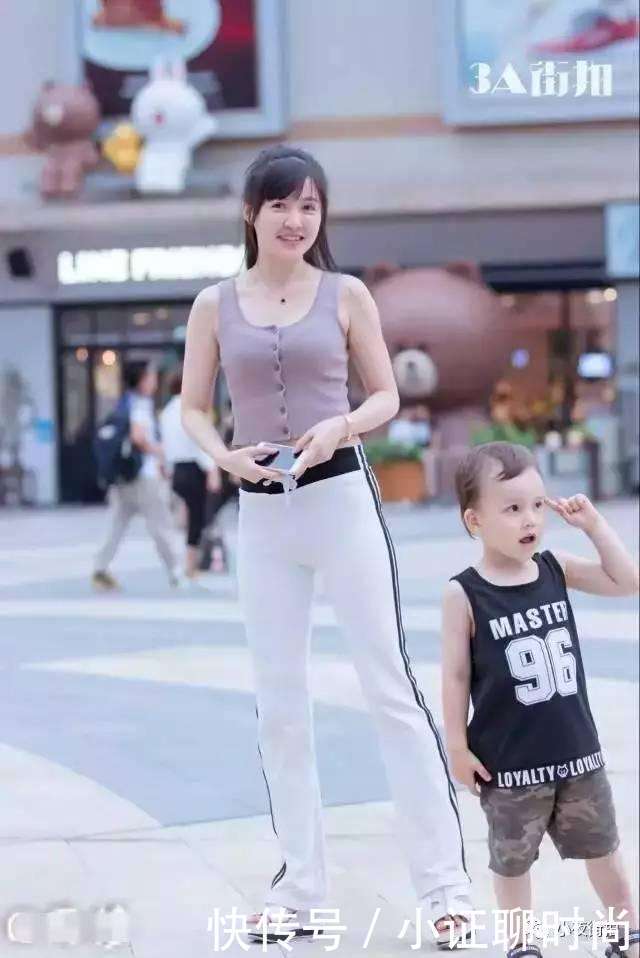 街拍:20多岁小姐姐紧身裤,着装简单不张场!