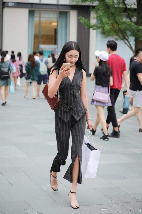 街拍：穿着酷感十足精致的小姐姐，美女像从画里出来的一样！