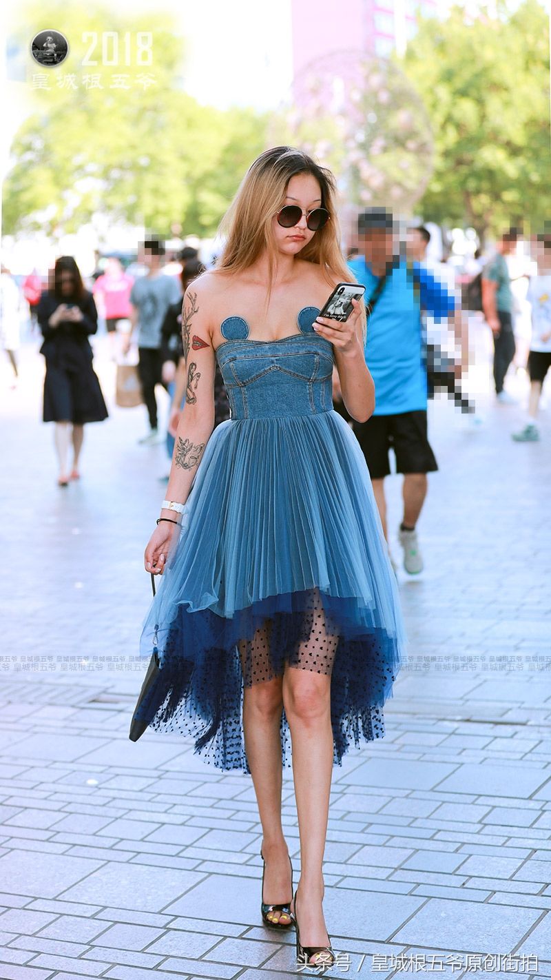 街拍:衣服与鞋子的搭配技巧，在炎热的夏季十分受女性喜欢