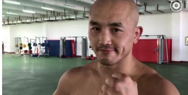 一龙回应与女星绯闻，发文自比C罗梅西，11字表明态度，反遭网友