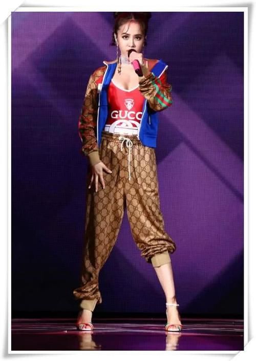 蔡依林又搞事！“连体泳衣”外穿引热议，网友：上厕所要怎么办？