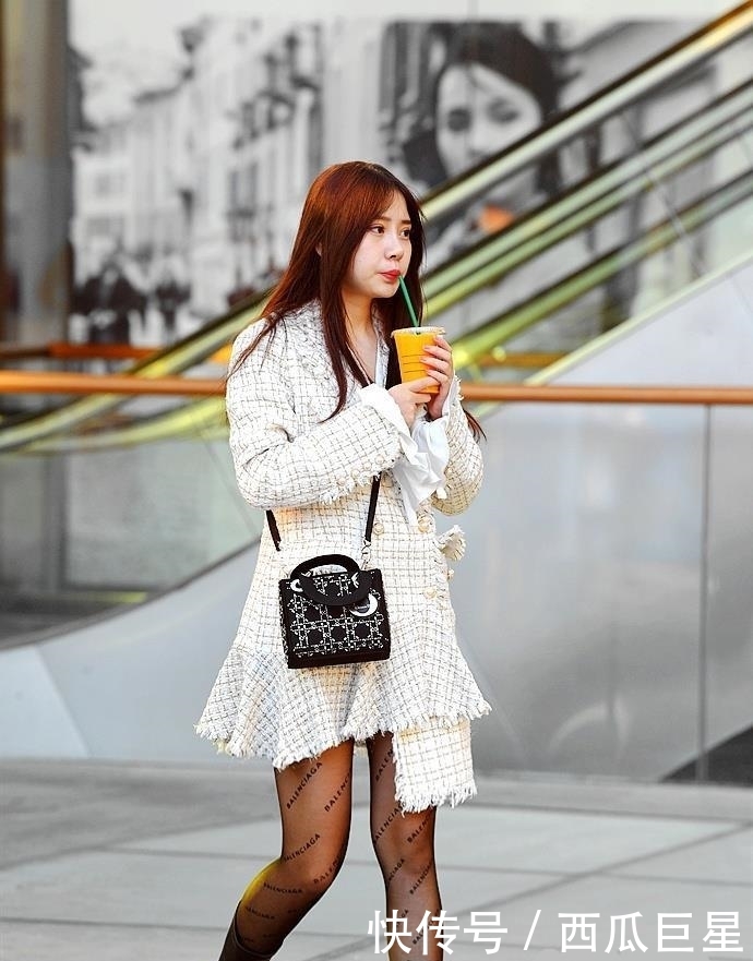  【凸显】街拍：穿真皮高筒靴的美女，更加凸显好衣品