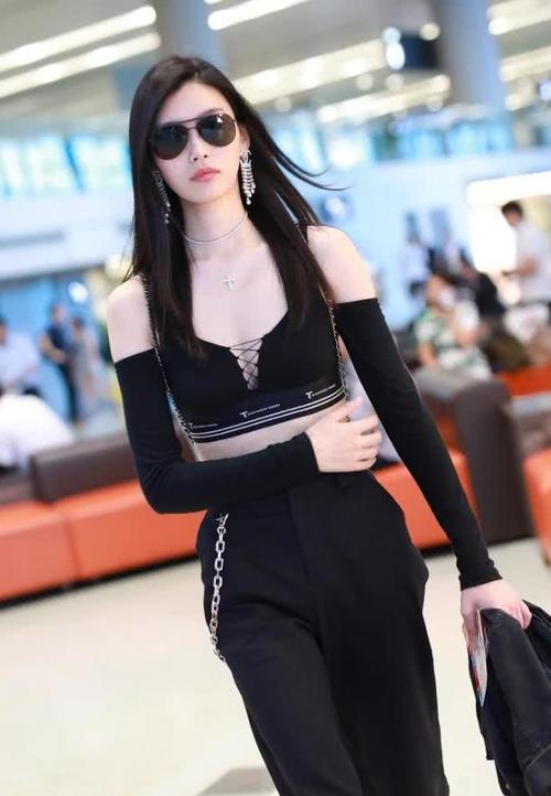 奚梦瑶为了性感太拼，竟用两条铁链当肩带，这真是最Low的时尚！