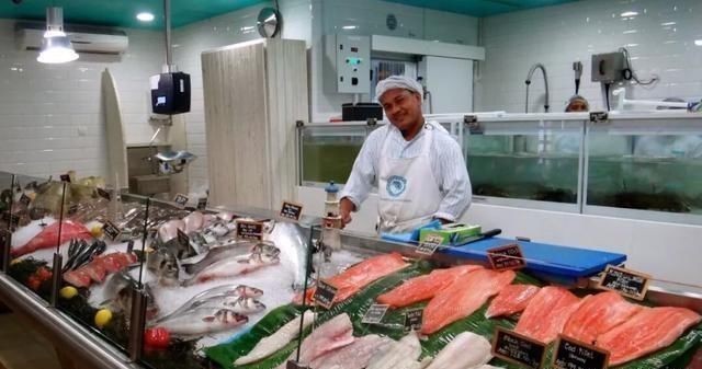 迪拜的土豪平时都吃什么?去迪拜的菜市场看看,真是长见识了