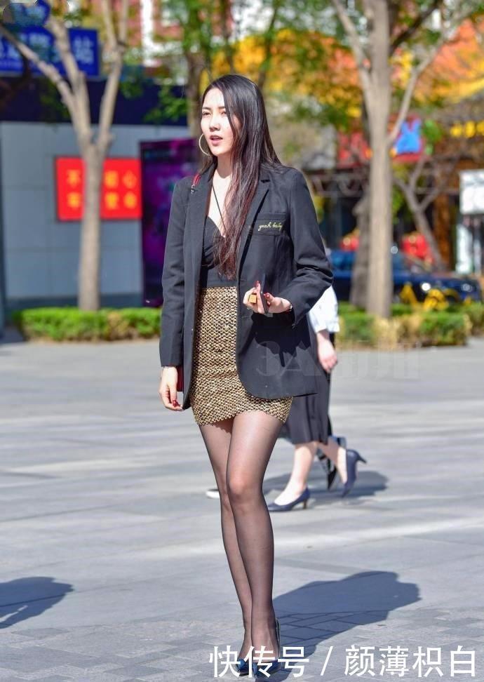  美女|街拍紧身裙遇上黑色丝袜，不经意间，被美女撩到了