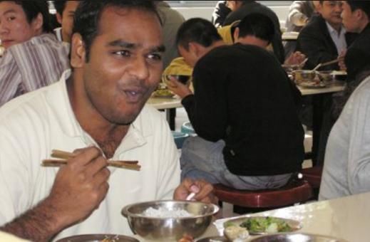 印度人来中国抱怨用筷子实在太麻烦，结果店员一句话，他无言以对