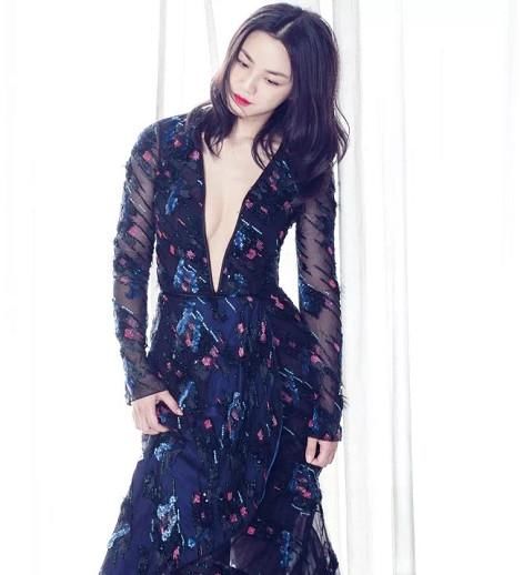 零绯闻女星汤唯，一件吊带连衣裙温婉又性感