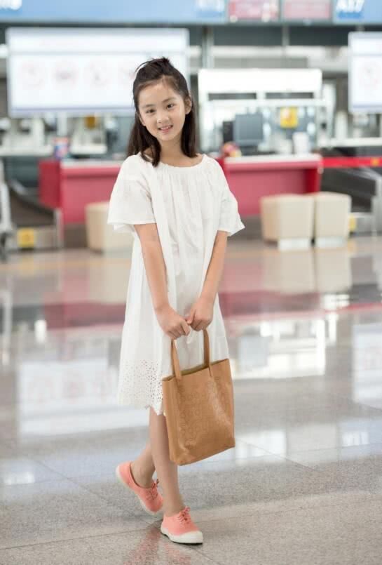 黄磊女儿多多穿露肩包臀裙，打扮成熟比妈妈还老，简直没眼看！