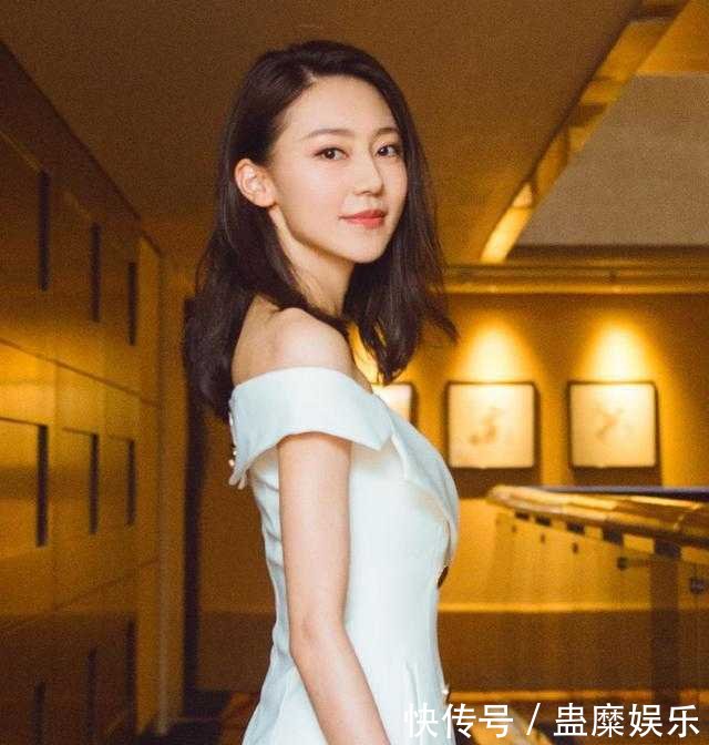 杨幂旗下小花们打包全出动 参加同一场活动迪丽热巴造型最丑