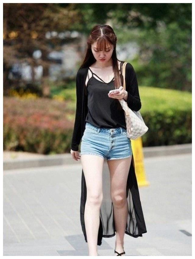 街拍：图一穿“小背心”，展现高挑身材，真是时髦又魅力！