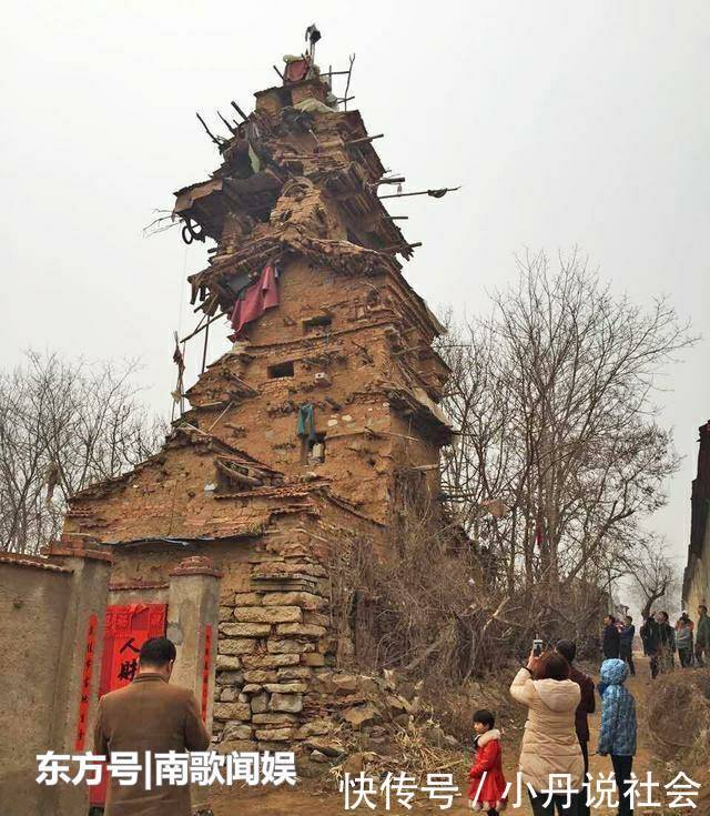 五旬农民建造楼房，材料是石头和泥头，许多人闻讯赶来研究