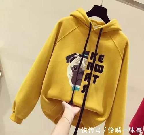 『字母刺绣』最后强调一次!卫衣不要配牛仔裤,落伍!试试这样穿,洋气又减龄