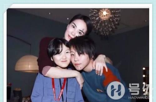 李嫣不得了!在大街穿的裙子能穿出高级感?王菲的气质都给了她!