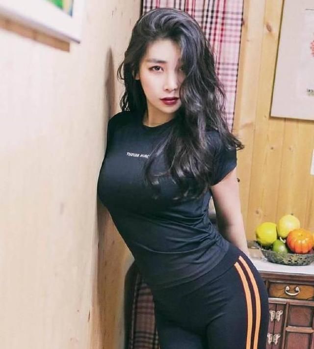  『漂亮』简单装扮的打底裤美女，年轻又漂亮，尽显凹凸身姿！