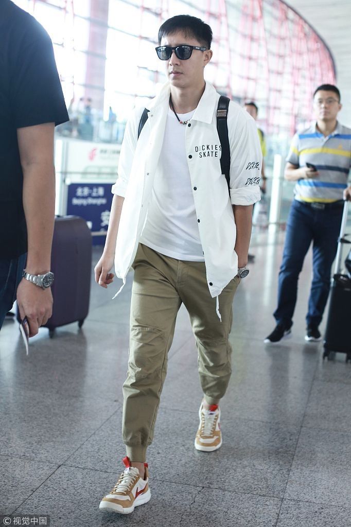 重回鲜肉时代！韩庚酷暑天穿长衣长裤扮潮 边走边卷袖子帅炸天