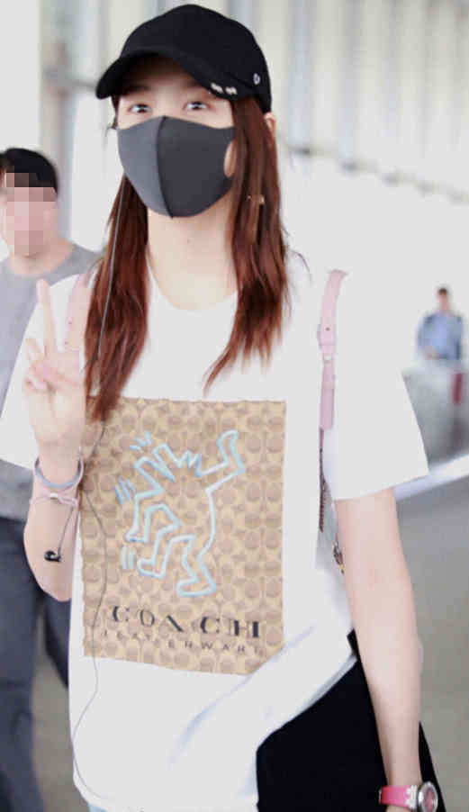 关晓彤终于穿对了，穿得越简单越美，牛仔裤完美凹出大长腿！