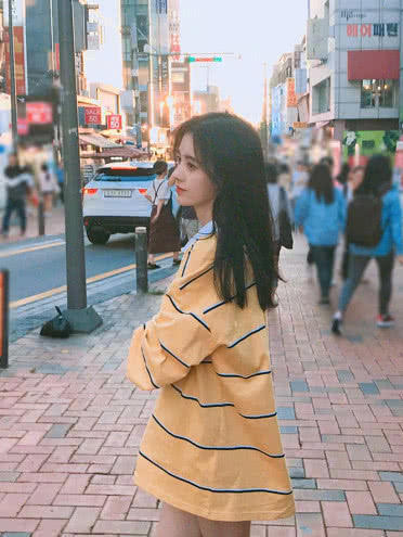 鞠婧祎厉害了，全身就一件上衣，裤子短到看不见