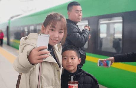 绿皮火车换新装，“绿巨人”复兴号超长火车将亮相，wifi是标配