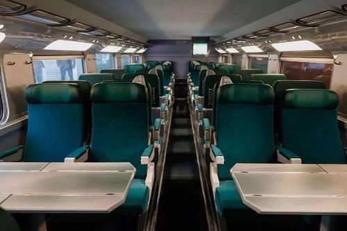  「座位」为什么火车座位是面对面的，高铁座位却朝前？你知道是