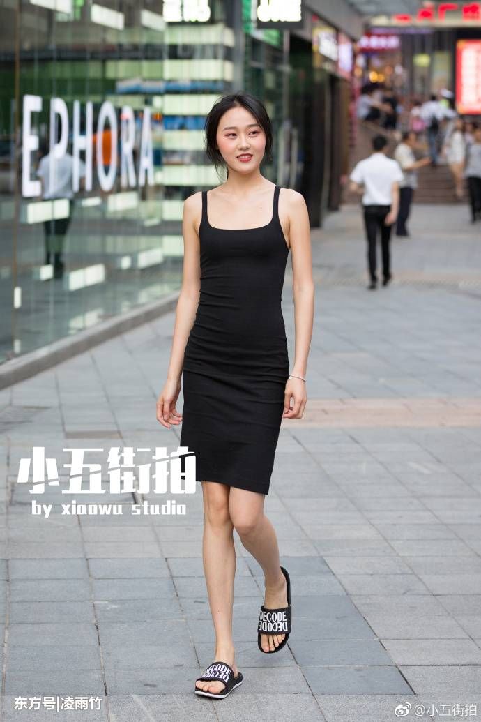 重庆街拍，好身材配上简单的净色吊带连衣裙也是好看的