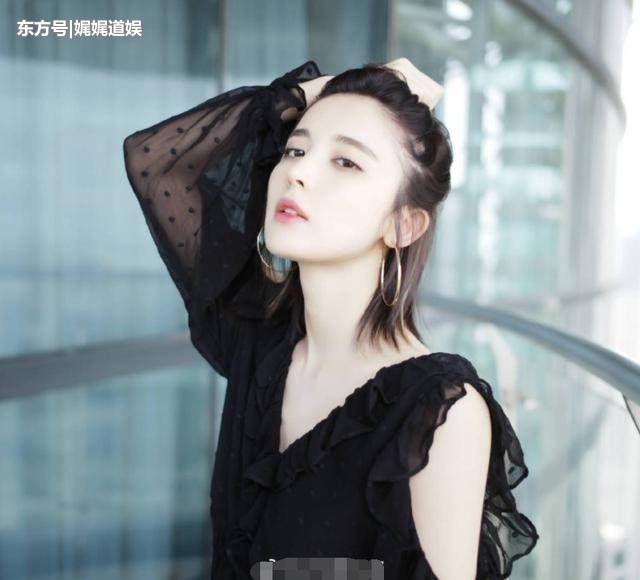 娜扎真敢穿!衣领前后深V露一大半，网友:裙子长度好尴尬