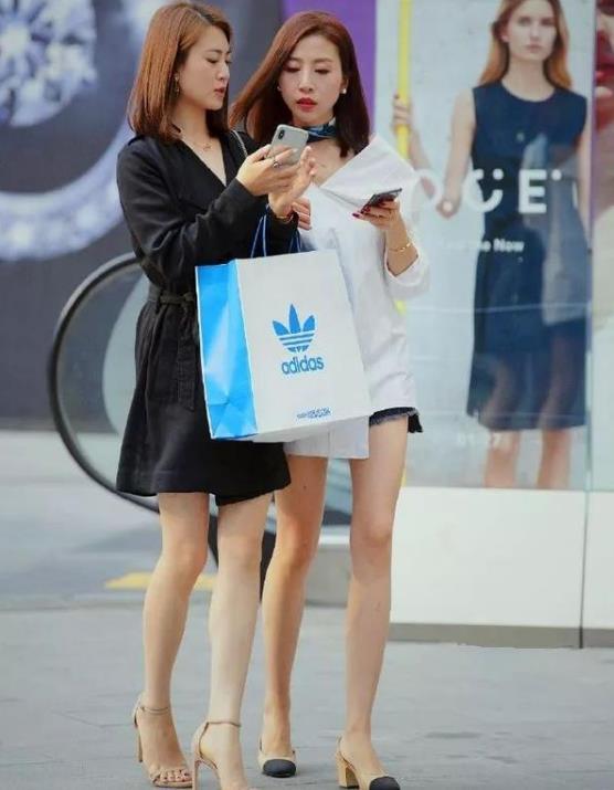 『美女』街拍:艳若桃李的美女,一条红色的连衣裙,优雅气质迷人风采