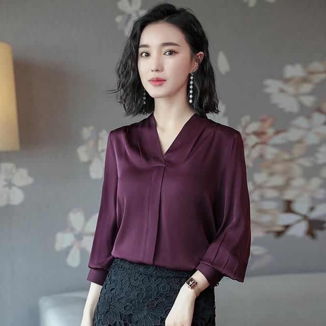 中秋聚会别穿太随意，婆婆穿这种秋衫，遮肉显瘦有气质，家人都夸