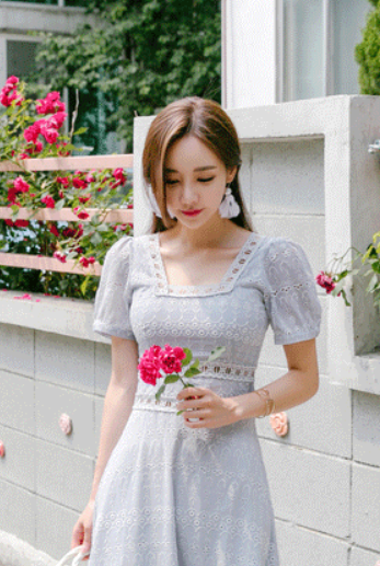 女神孙允珠，明斯克民族花饰波漾淡灰洋裙