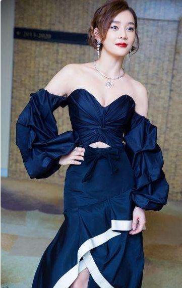 袁姗姗性感亮相，这身材太诱惑，网友直呼:马甲线不是白练的呀