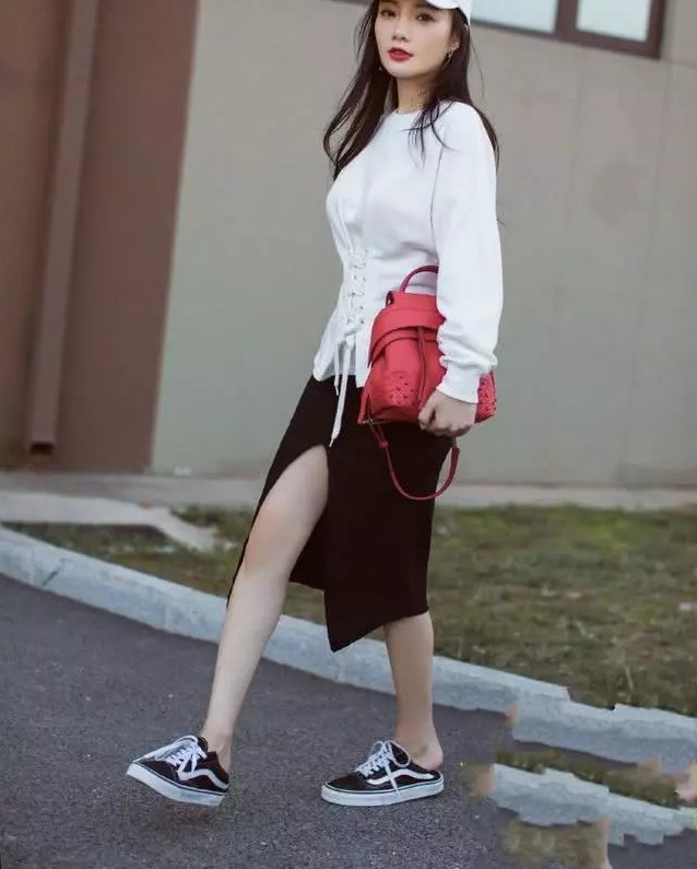 李小璐晒出最新时尚街拍，美出新高度，网友:鞋穿的真个性!