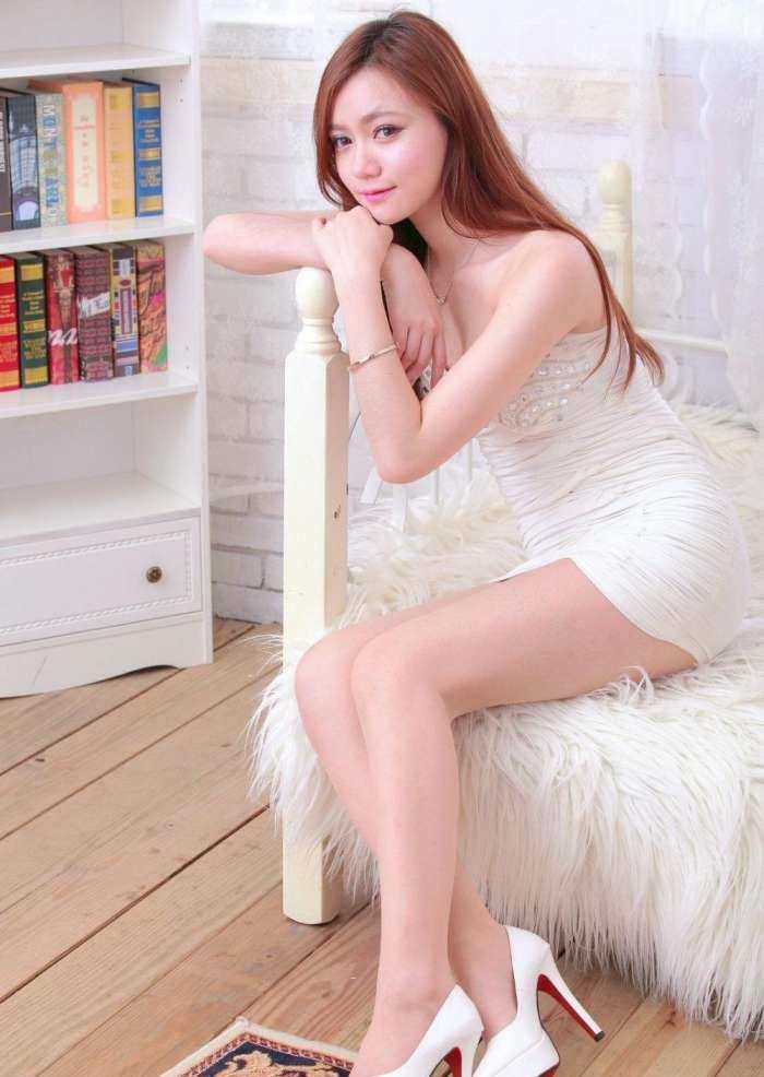 街拍：小姐姐紧身包臀裙的穿搭，洋气修身又优雅，又不失端庄