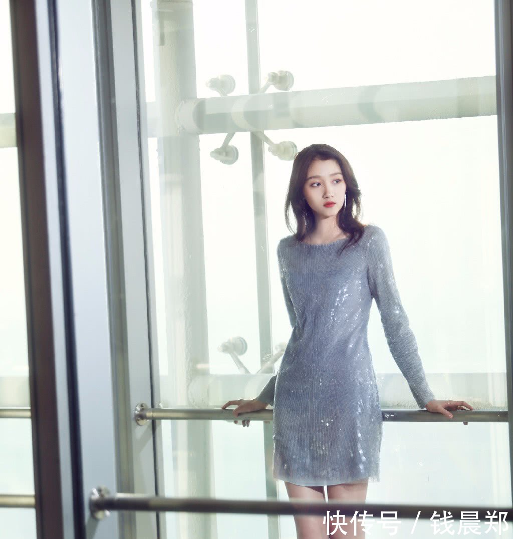 关晓彤的腿够长了，裤脚还要“剪”，让普通人怎么想