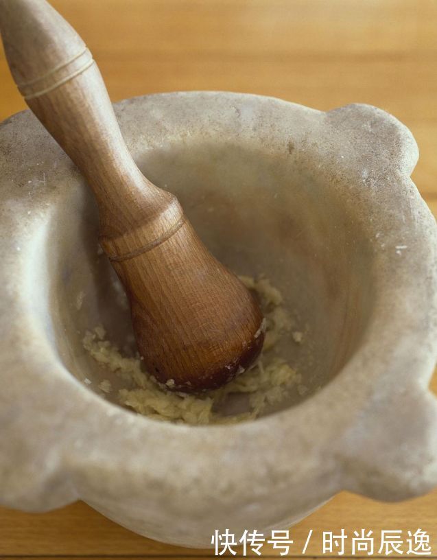 菜地里不值钱的它，睡前配大蒜洗脸，三月过去，脸上斑点全不见