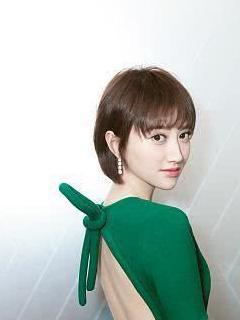 景甜豁出去了，裙子前包裹严实却在“后背开大洞”，网友：太敢穿