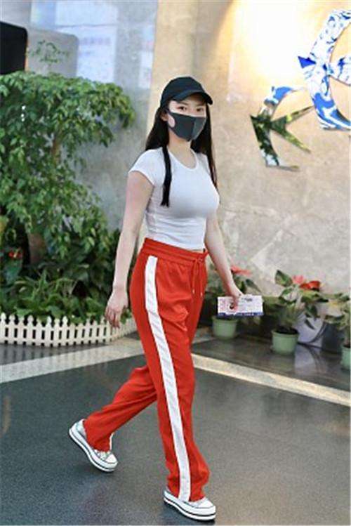 徐冬冬太会穿衣, 简单白T恤也这么显身材? 网友: 淡定不了了!