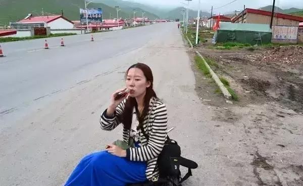 为什么川藏线上这么多“穷游女”，我们是该让其上车还是舍而不见