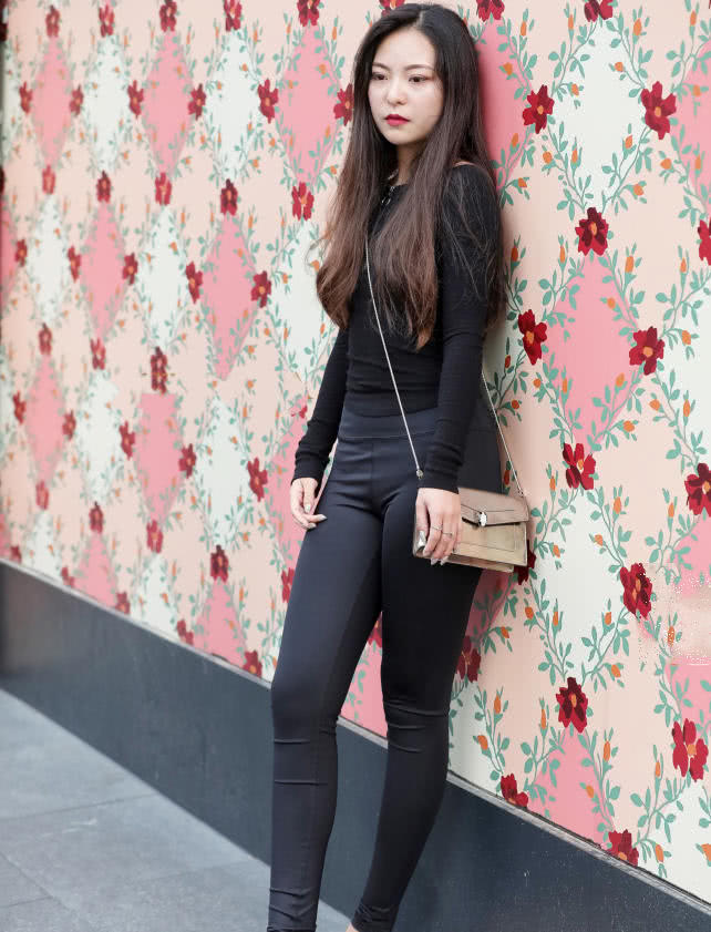 气质小姐姐黑色弹力裤到处都是勒痕，高颜值怎么拍都是美