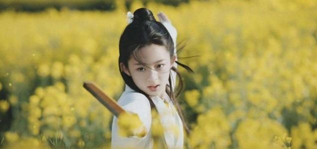 皮肤:小小年纪常化浓妆,没个小孩的样子,杨幂旗下13岁童星