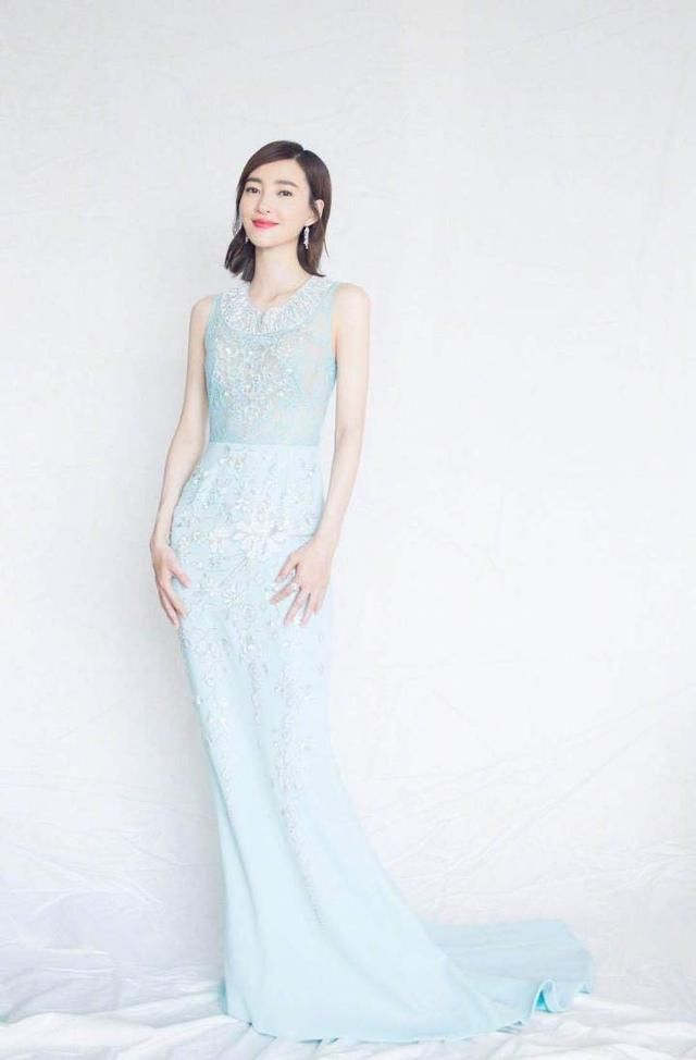 33岁王丽坤撞衫30岁赵丽颖，两人同穿大红裙，网友：就服赵丽颖