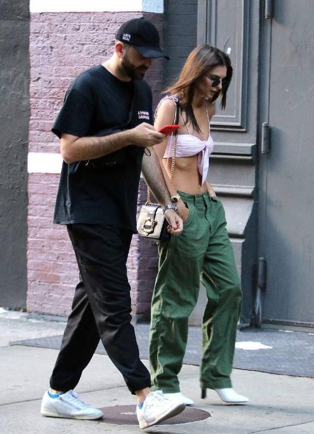 国外明星艾米丽穿抹胸装，直接用一块窄布裹出来，网友：学不来！