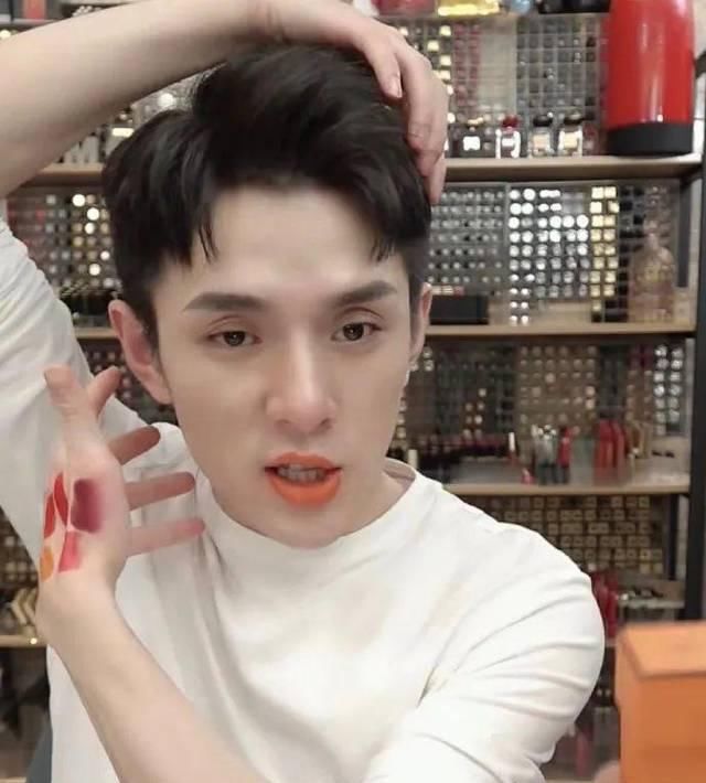 绝望:第一款让李佳琦崩溃的口红,试色试到绝望……