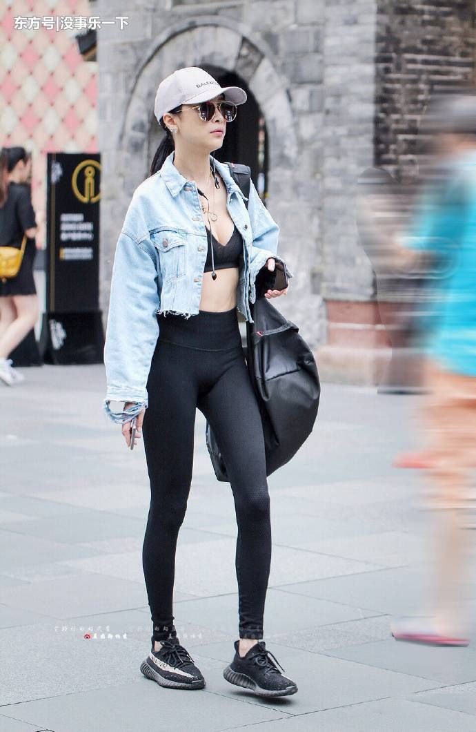 路人街拍：年轻的少女穿搭青涩，成熟的女人穿搭开放！