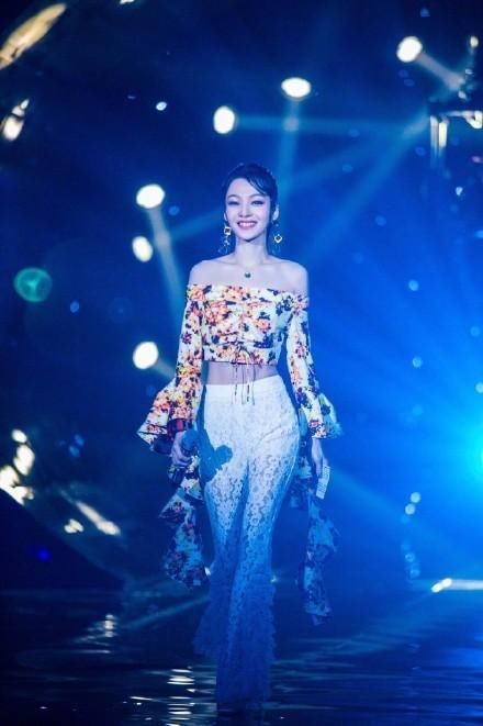 张韶涵撞衫迪丽热巴两次，谁输谁赢一目了然